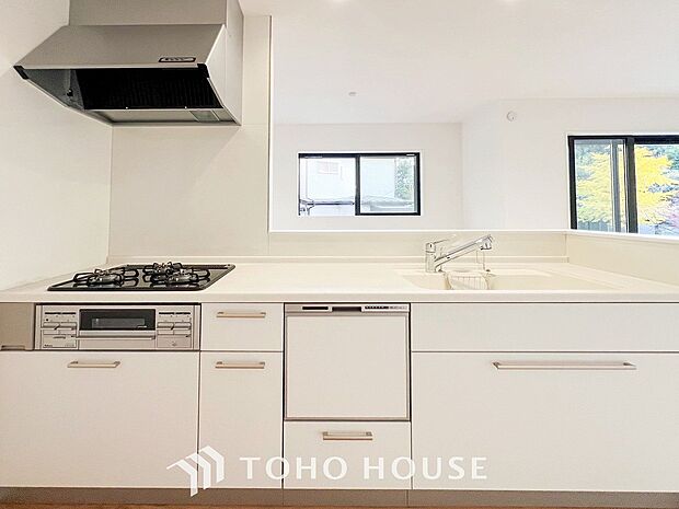 機能的で使い勝手のよさそうなキッチン。明るく清潔感があります。