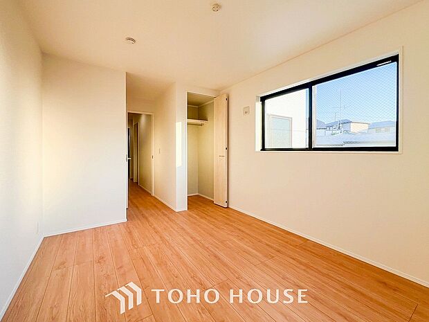 大きな窓からたっぷりと陽光が注がれる明るい空間。家族の成長に対応できる永住仕様の間取り。