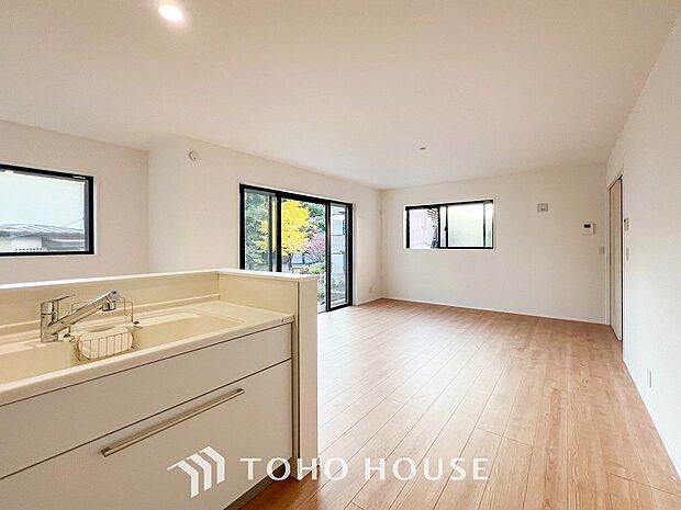 家族みんなが爽やかに健やかに過ごせるように、溢れる光をたっぷり取り込んだリビングダイニング。