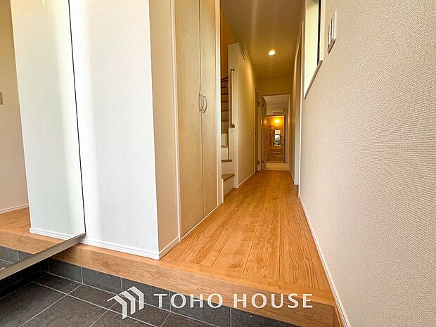 やわらかな陽射しがふりそそぎ、ゆったりした時間が流れる室内。