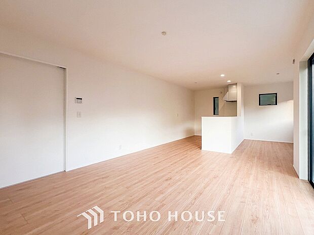 忙しい朝でも、しっかり家族が揃って食事をして頂けるゆとりある大きさのダイニングスペース。