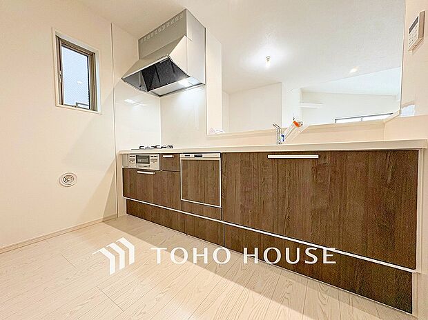 機能的で使い勝手のよさそうなキッチン。明るく清潔感があります。