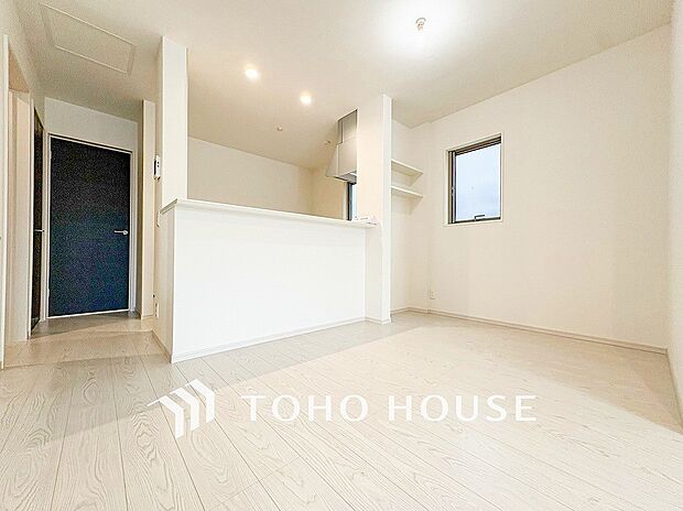 ご家族みんながゆったり寛げる広々リビング。対面式キッチンのあるLDKで家族の会話が弾みます。