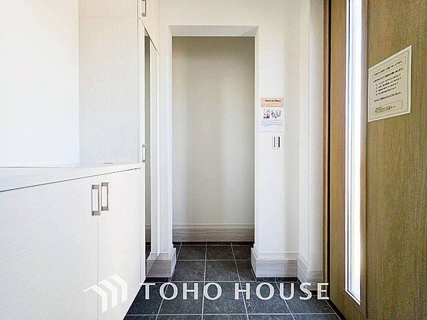 居住者の帰り、訪れる方を優しく迎えてくれる玄関です。