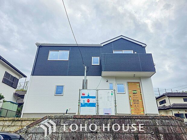 爽やかな青空の下に贅沢なほどに降り注ぐ陽光、豊かな居住性と、クオリティが見事に調和した住空間。