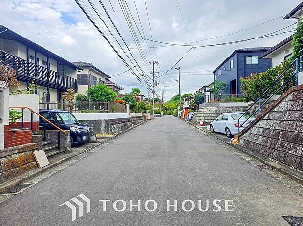 前面道路含む現地写真『快適』は「家」と「街」と「環境」が調和した時に訪れるだと改めて感じさせてくれます。