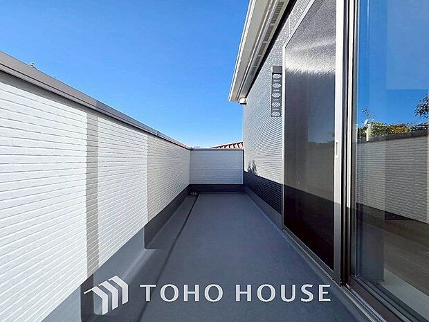 暮らしの中で光と風を演出してくれるバルコニー。のびかな景観も眺めることができます。