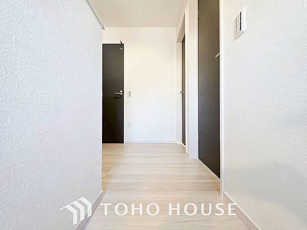 上質感漂う廊下。居住者の帰り、訪れる方を優しく迎える・安らぎに満ちた生活空間を予感させる。