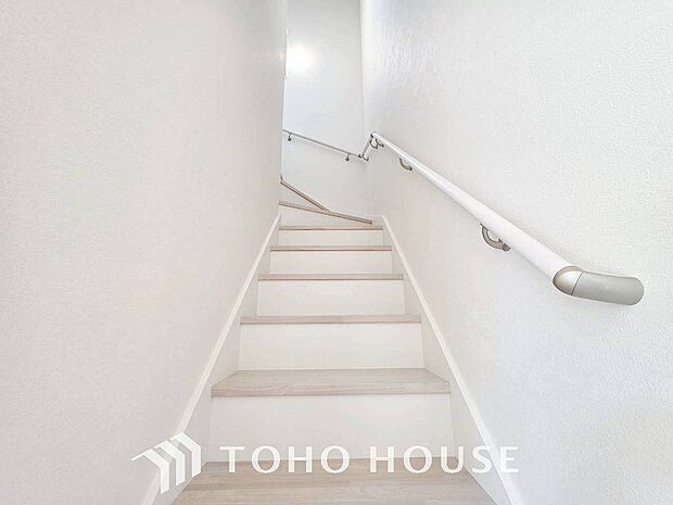 階段にはお子様やお年寄りに安心な手すりをご用意。