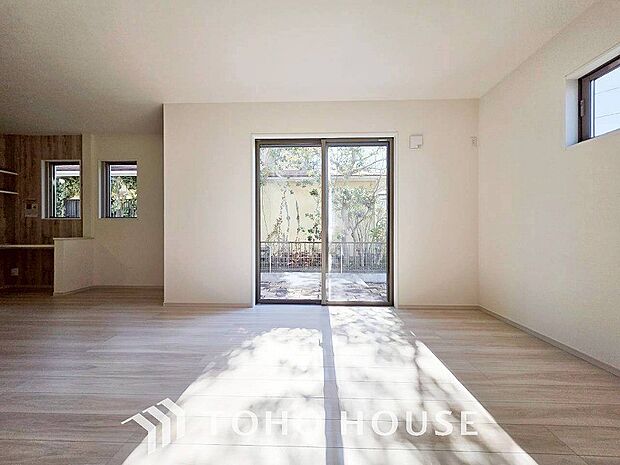 爽やかな色合いのフローリングと清潔感の溢れるクロスが明るい空間を創り出しているリビングダイニング。