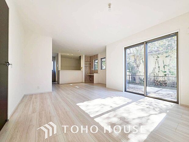 家族みんなが爽やかに健やかに過ごせるように、溢れる光をたっぷり取り込んだリビングダイニング。