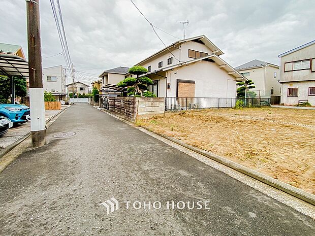 前面道路含む現地写真『快適』は「家」と「街」と「環境」が調和した時に訪れるだと改めて感じさせてくれます。