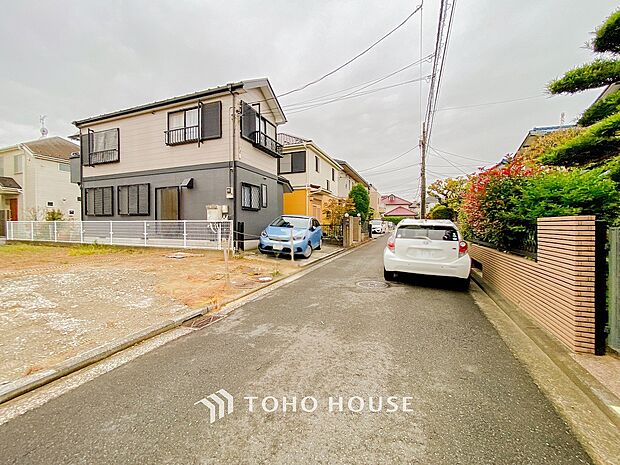 前面道路含む現地写真『快適』は「家」と「街」と「環境」が調和した時に訪れるだと改めて感じさせてくれます。