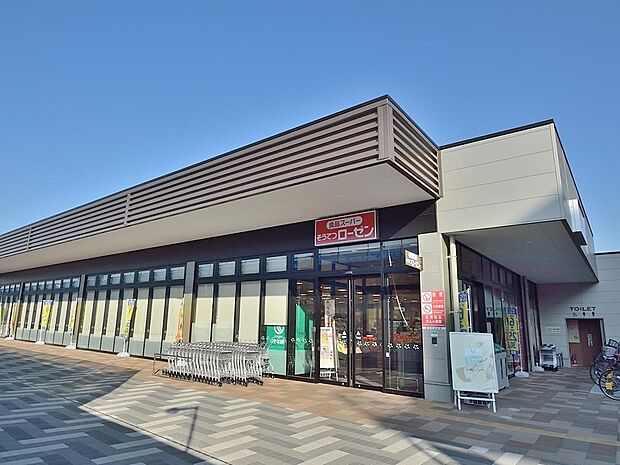 早朝から深夜まで営業のスーパーマーケット。毎日の食卓を飾る新鮮な食料品が揃います。