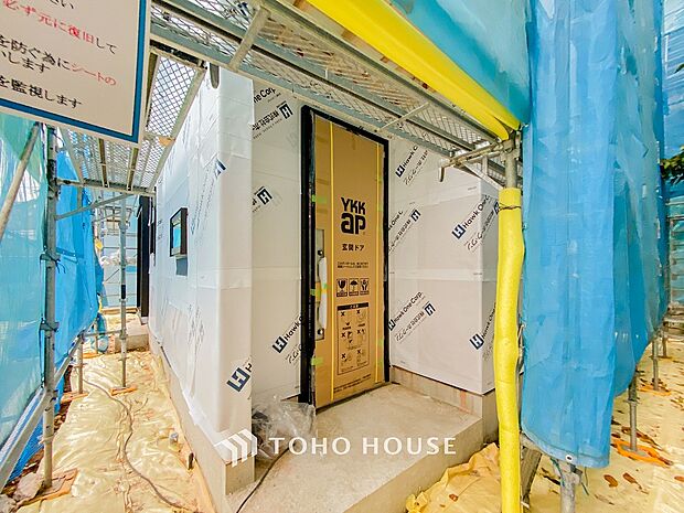 清潔感溢れる玄関がお出迎えする本邸宅の物語は、ここから始まる日常を期待させます。