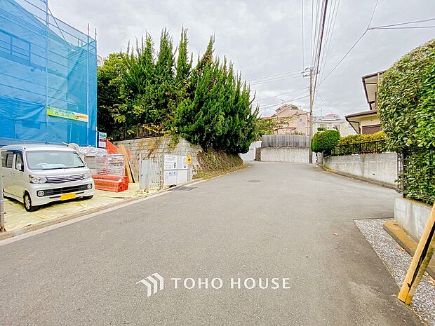 住む人を映し出す洗練された佇まいは、いつまでも輝き続けながらいつしか街の風景に溶け込んでいきます。