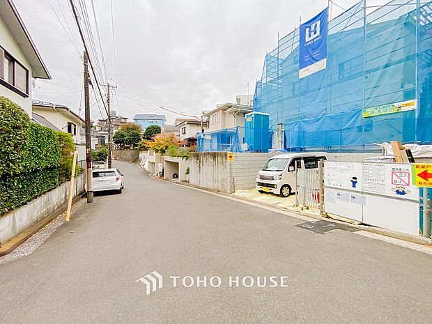 前面道路含む現地写真『快適』は「家」と「街」と「環境」が調和した時に訪れるだと改めて感じさせてくれます。