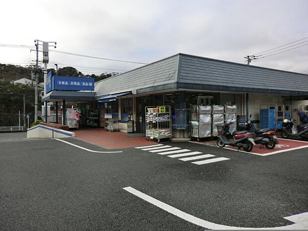 お薬だけでなく日用品も安くて豊富！Tポイントカードが使えポイントもたまります。