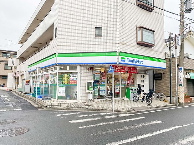 24時間営業。お弁当やお惣菜、パンなどをはじめ、生活用品、お酒、たばこなども取り揃えています。