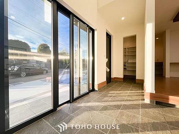 居住者の帰り、訪れる方を優しく迎えてくれる開放感のある玄関。