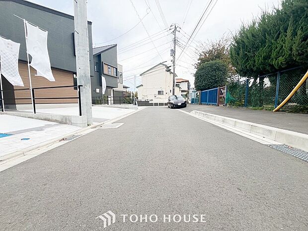 前面道路含む現地写真『快適』は「家」と「街」と「環境」が調和した時に訪れるだと改めて感じさせてくれます。