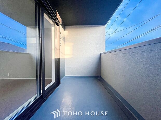 暮らしの中で光と風を演出してくれるバルコニー。