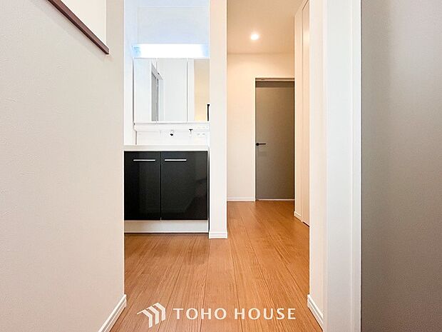 上質感漂う廊下。居住者の帰り、訪れる方を優しく迎える・安らぎに満ちた生活空間を予感させる。