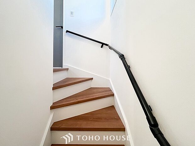 階段にはお子様やお年寄りに安心な手すりをご用意。