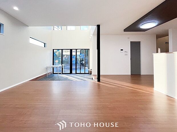 光と風があふれる開放的なリビングダイニングには自然と家族みんなが集まってきます。