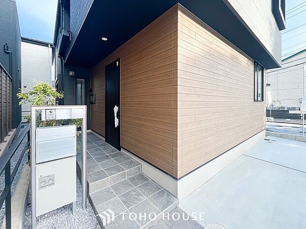 帰り着くたびに洗練されたテイストの空間に迎えられ誇りと喜びを感じる玄関まわりです。