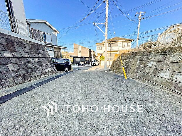 落ち着きのある閑静な住宅街に佇む邸宅。きっとここからご家族のかけがえのない想い出が作られることでしょう。