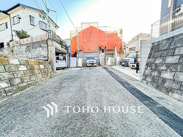 前面道路含む現地写真『快適』は「家」と「街」と「環境」が調和した時に訪れるだと改めて感じさせてくれます。