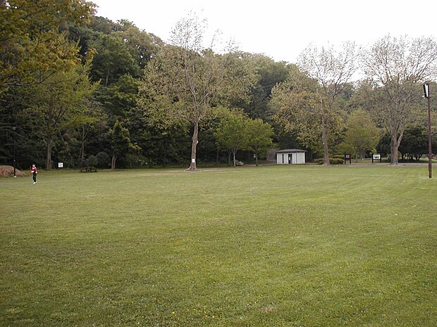 海の景色も山の景色も楽しめる公園です。春には満開の桜が楽しめます。