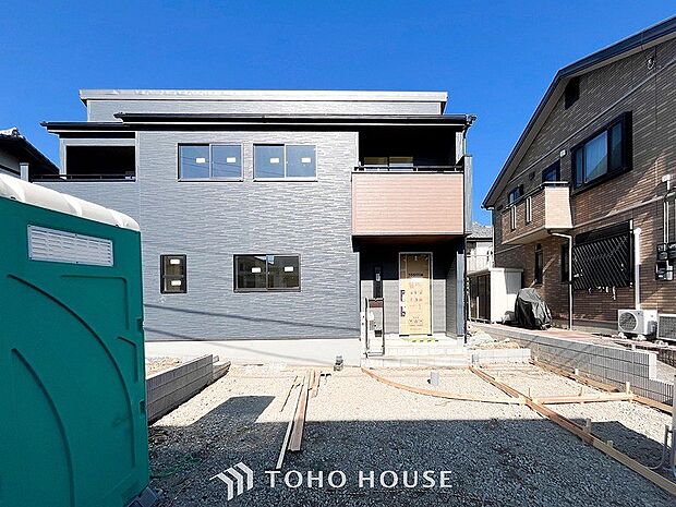 清潔感溢れる玄関がお出迎えする本邸宅の物語は、ここから始まる日常を期待させます。