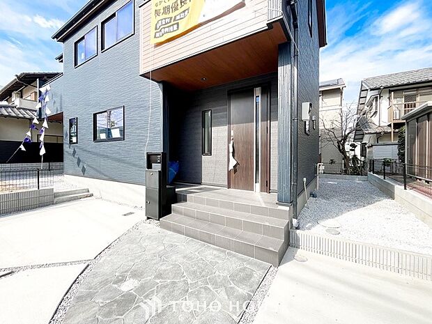 ダークなカラーの玄関ドアは重厚感があり、本邸宅に気品をプラス。重みのある外観に仕上がっています。