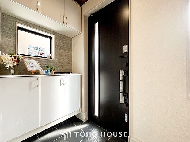 落ち着いた色を基調としていて、明るく優しい玄関となっています。