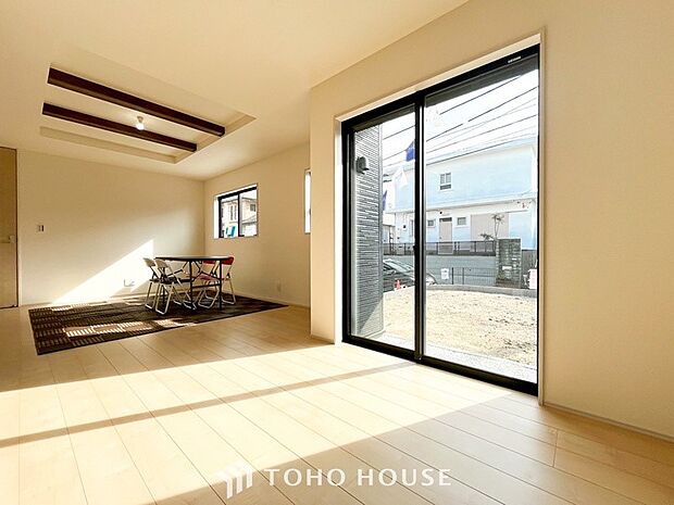 明るく開放的な空間が広がるLDK。室内には豊かな陽光が注ぎ込み、爽やかな住空間を演出。