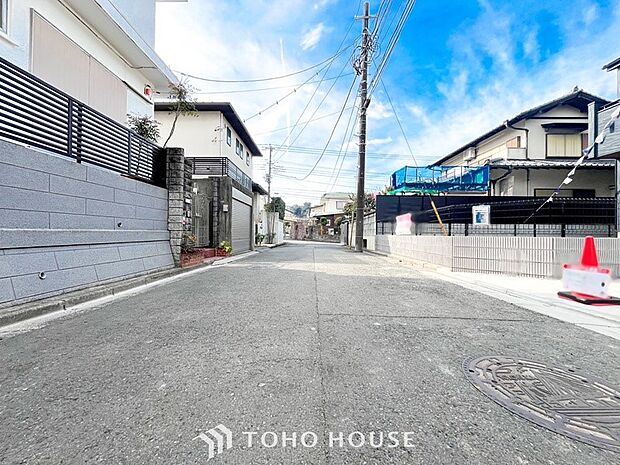 前面道路含む現地写真『快適』は「家」と「街」と「環境」が調和した時に訪れるだと改めて感じさせてくれます。