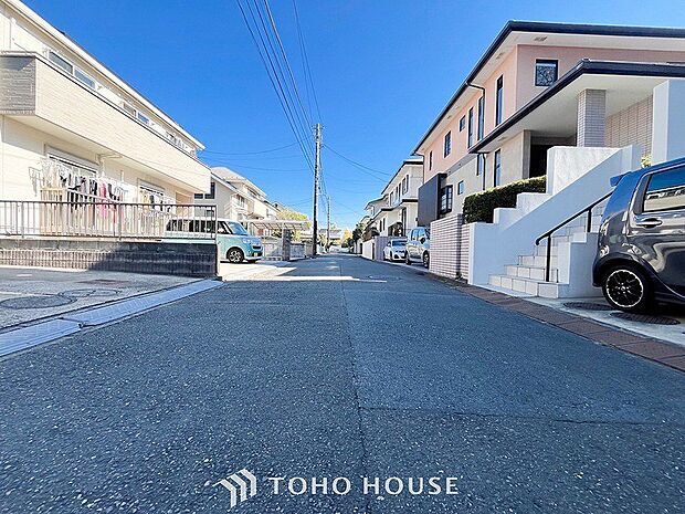 前面道路含む現地写真『快適』は「家」と「街」と「環境」が調和した時に訪れるだと改めて感じさせてくれます。