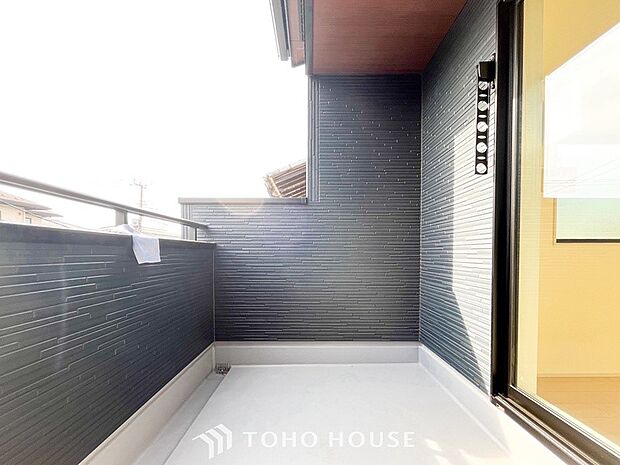 陽光とそよ風に触れることができるバルコニー。