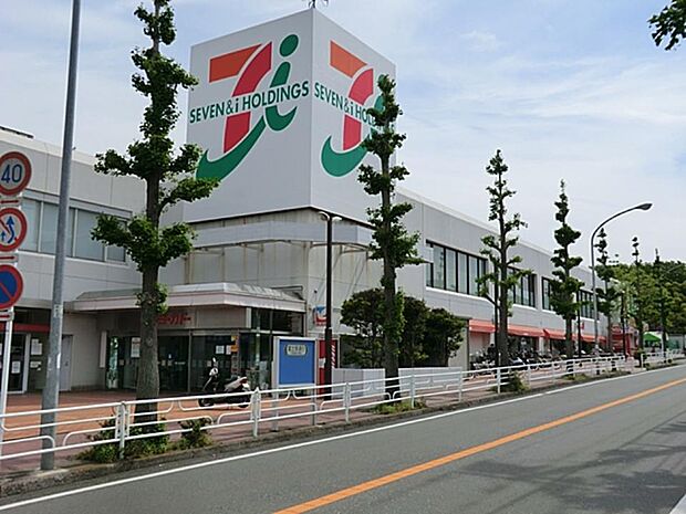 美しく区画整理された住宅街にあるスーパーです。DAISO、サンドラッグなど専門店も入っています。