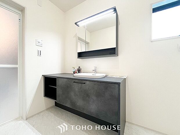 小窓が設置され、湿気がこもりやすい室内の換気・採光に配慮されています。