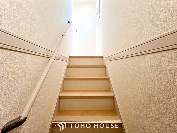 階段にはお子様やお年寄りに安心な手すりをご用意。