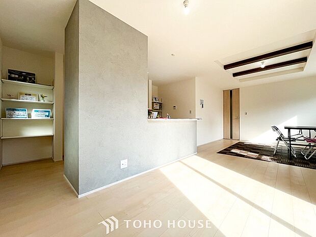 対面式キッチンのあるLDKで家族の会話が弾みます。