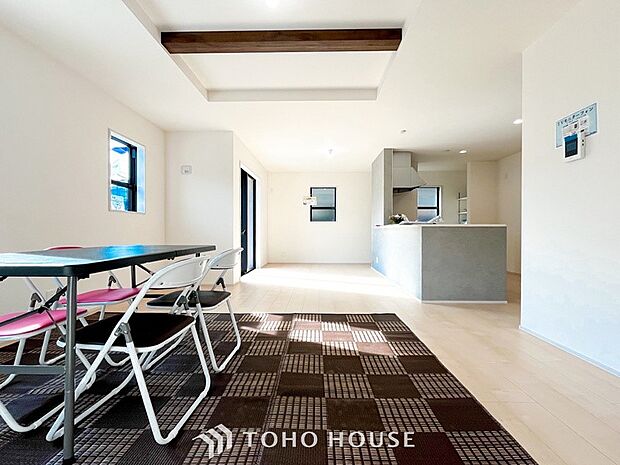 やわらかな陽射しがふりそそぎ、室内に開放感と爽快感をもたらします。