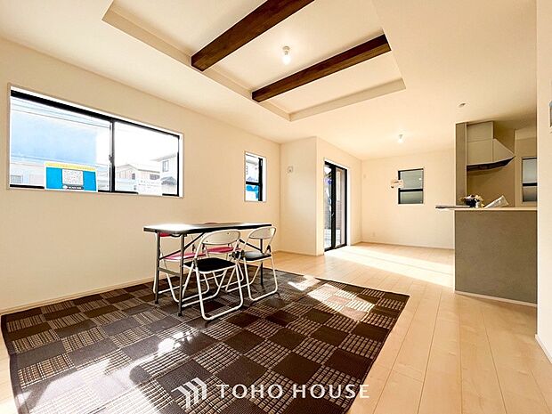 光と風があふれる開放的なリビングダイニングには自然と家族みんなが集まってきます。