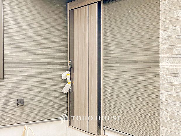 清潔感溢れる玄関がお出迎えする本邸宅の物語は、ここから始まる日常を期待させます。