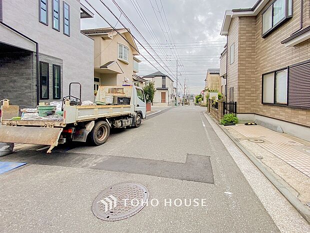 前面道路含む現地写真『快適』は「家」と「街」と「環境」が調和した時に訪れるだと改めて感じさせてくれます。