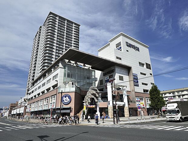 JR「新杉田」駅直結。30以上の専門店やモールを擁すショッピングモール。