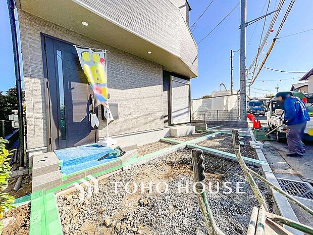 住む人や訪れる人やさしくエスコートする玄関アプローチ。